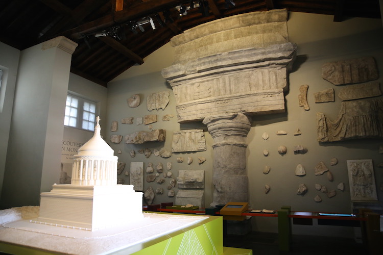 Niewielkie muzeum obok monumentu Trofeum Augusta w La Turbie