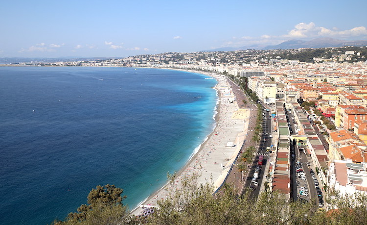 Promenada Anglików w Nicei z kilometrami plaży - jest ona jednak kamienista i mało nadaje się na leniwy wypoczynek