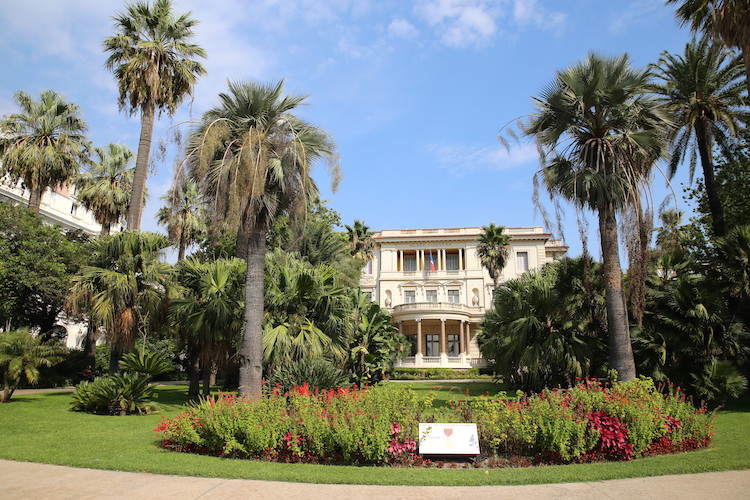 !Widok na ogród i muzeum Villa Massena przy Promenadzie Anglików w Nicei