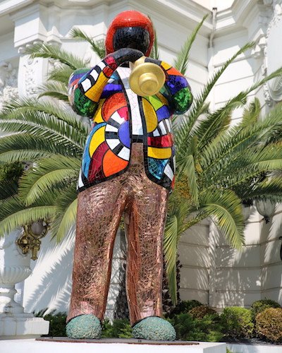 !Promenada Anglików, Nicea - kolorowa rzeźba przed Hotelem Negresco, przedstawiająca amerykańskiego artystę jazzowego Milesa Davisa