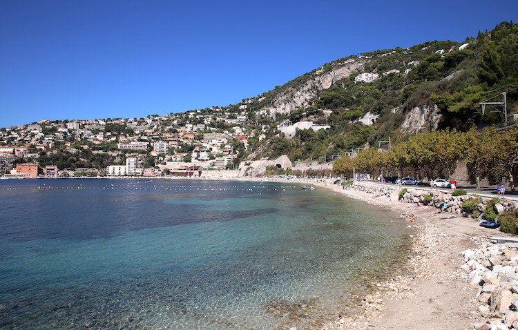 [Widok na plaże w Villefranche-sur-Mer]