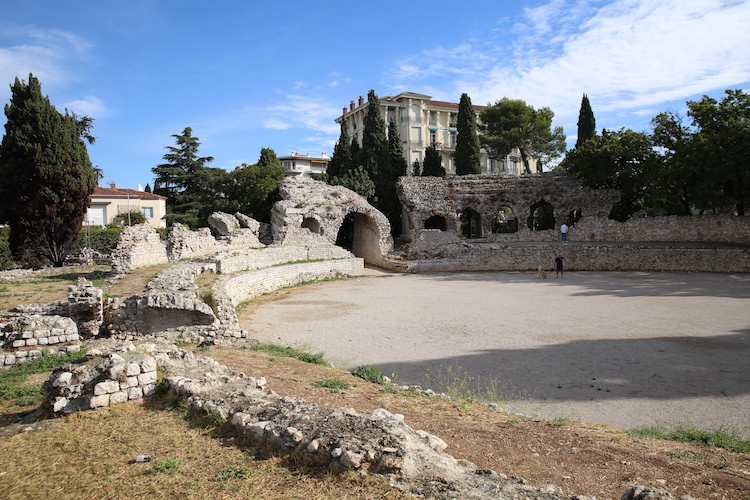 Ruiny rzymskiego amfiteatru - Park Areny w Cimiez, Nicea, Lazurowe Wybrzeże, Francja