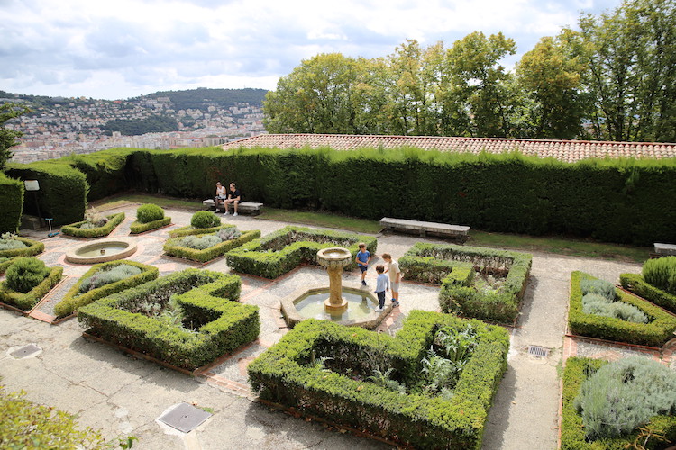 Mały ogródek na terenie ogrodów przyklasztornych w dzielnicy Cimiez w Nicei