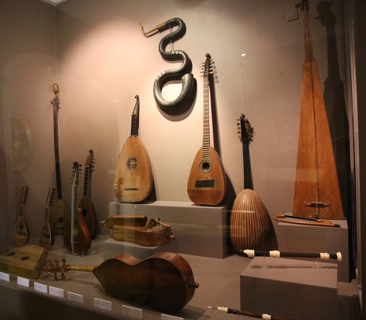 Jedna z ekspozycji wystawy instrumentów muzycznych - Pałac Lascaris, Nicea