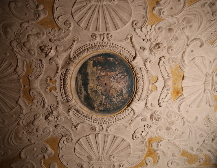 Fragment sufitu w jednym z pomieszczeń Pałacu Lascaris w Nicei