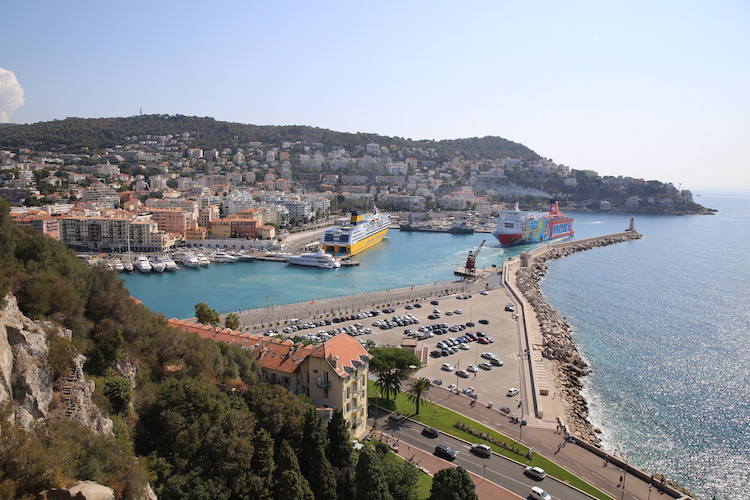!Widok ze wzgórza zamkowego na port w Nicei