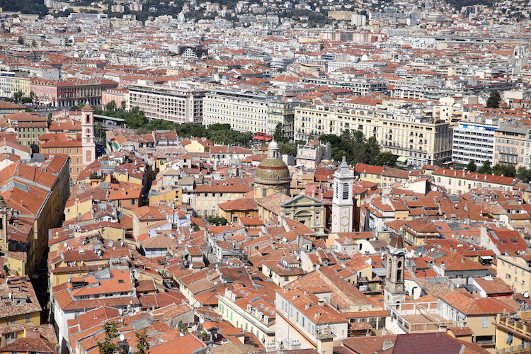 Nicea, widok na miasto z tarasu widokowego na terenie wzgórza zamkowego, nad sztucznym wodospadem