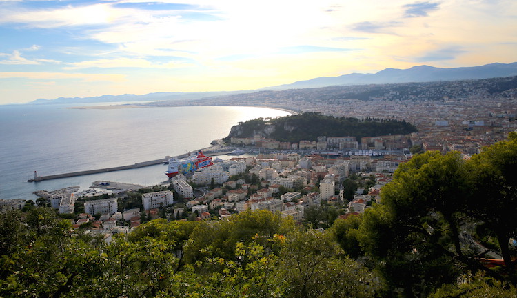 Nicea - widok na miasto ze wzgórza Mont Boron z punktu widokowego Belvédère du Mont Boron