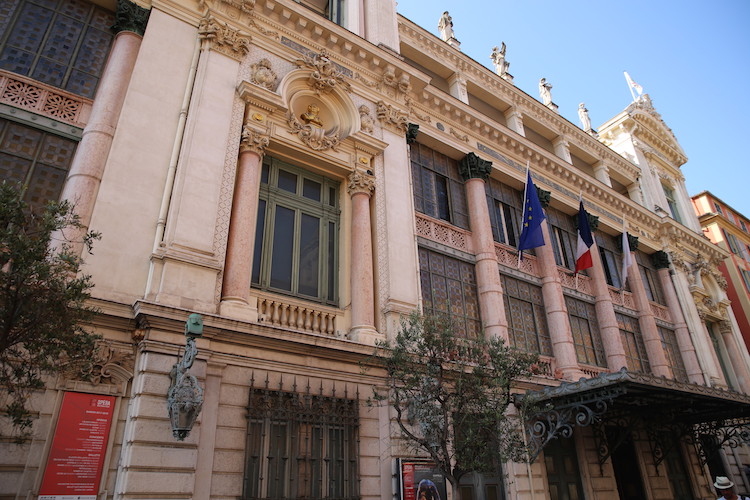 Fragment fasady budynku opery na starym mieście w Nicei - Opéra Nice Côte d’Azur