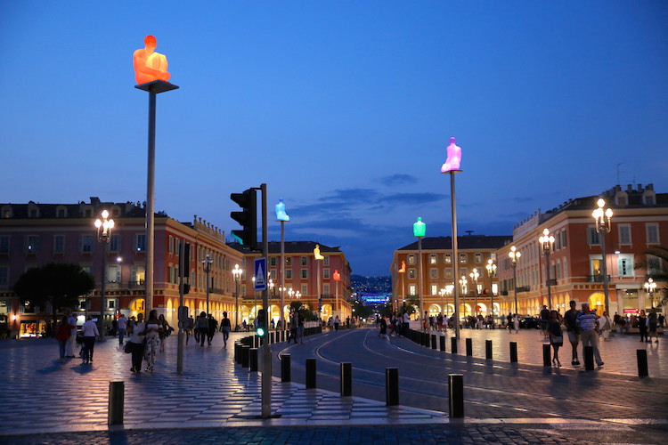 Nicea - Wieczorny widok na Plac Masséna (Place Masséna) i instalację 'Rozmowy w Nicei'