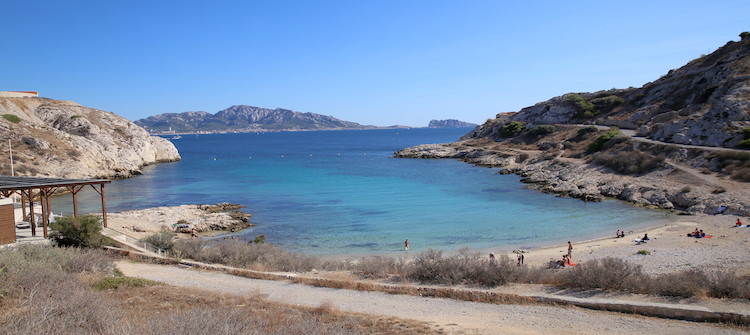 Plaża Plage de Saint Estève na wyspie Ratonneau (Archipelag Frioul, Marsylia - Prowansja, Francja)