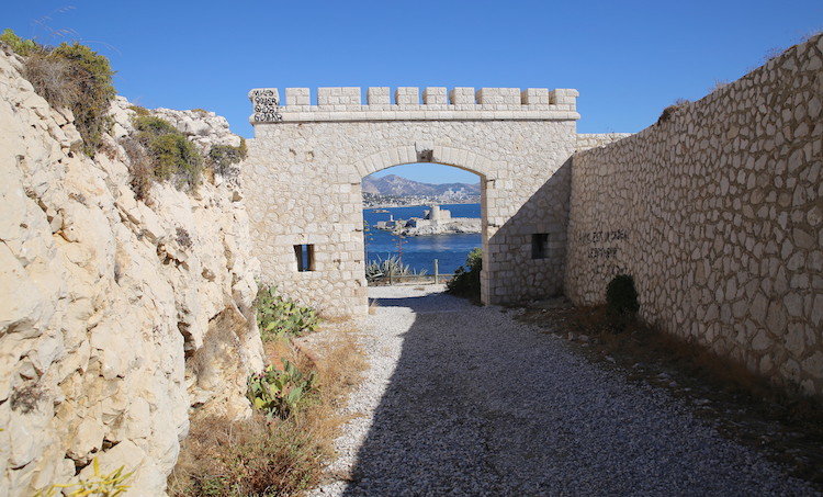 Brama Fortu de Ratonneau - wyspa Ratonneau, Archipelag Frioul, Marsylia