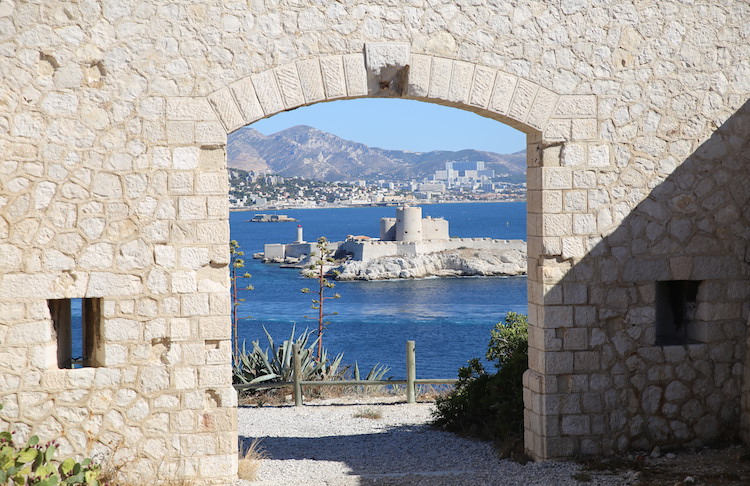 Widok na Wyspę i Zamek If przez bramę Fortu du Ratonneau - Marsylia, Archipelag Frioul