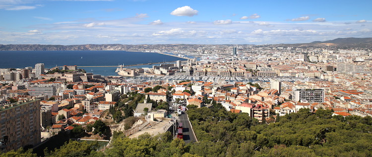 Widok z tarasu Bazyliki Notre Dame de la Garde w Marsylii