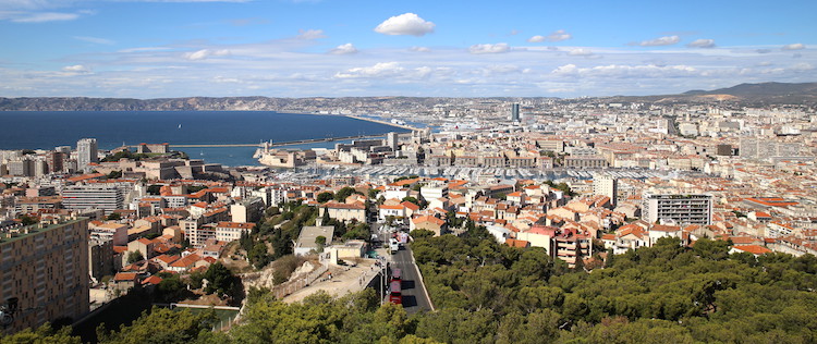 Widok na miasto z tarasu Bazyliki Notre Dame de la Garde w Marsylii