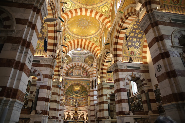 Atrakcje Marsylii - wnętrze - bazyliki Notre Dame de la Garde