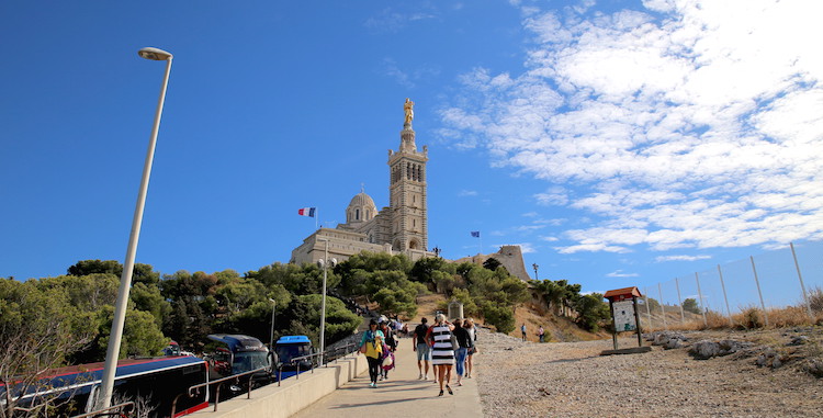 Widok na Bazylikę Notre Dame de la Garde w Marsylii