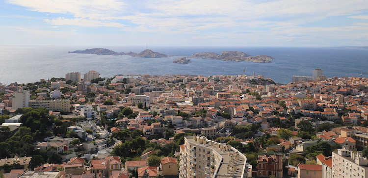 Widok z tarasu Bazyliki Notre Dame de la Garde w Marsylii na miasto i Archipeleg Frioul