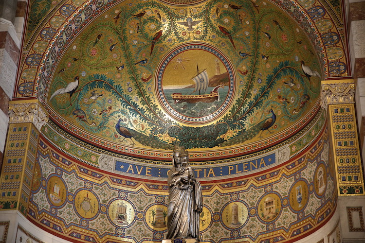 Mozaika z motywem statku (nad ołtarzem) - Bazylika Notre Dame de la Garde w Marsylii