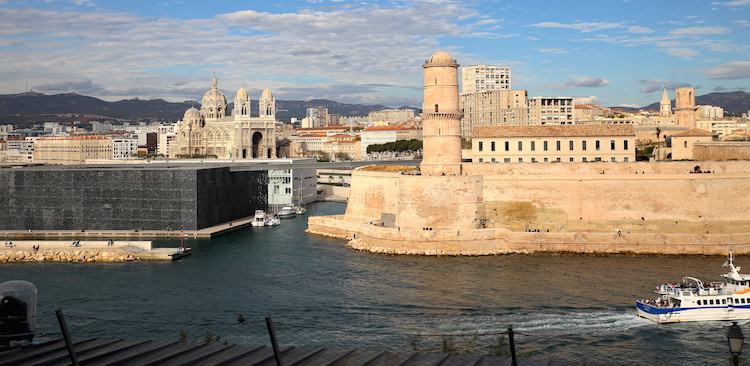 Punkt widokowy na tyłach Pałacu Pharo w Marsylii - widok na stary port i fort świętego Jana