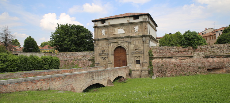 ! Падуя - бывшие городские ворота Порта Савонарола