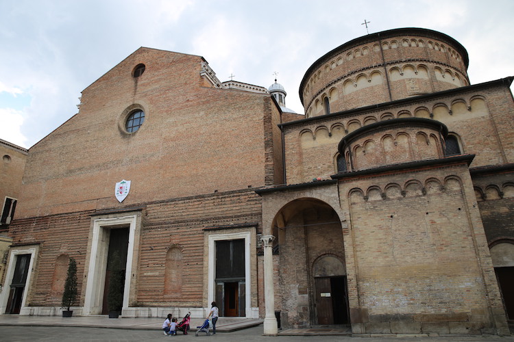 Po lewej fasada katedry w Padwie, a po prawej baptysterium