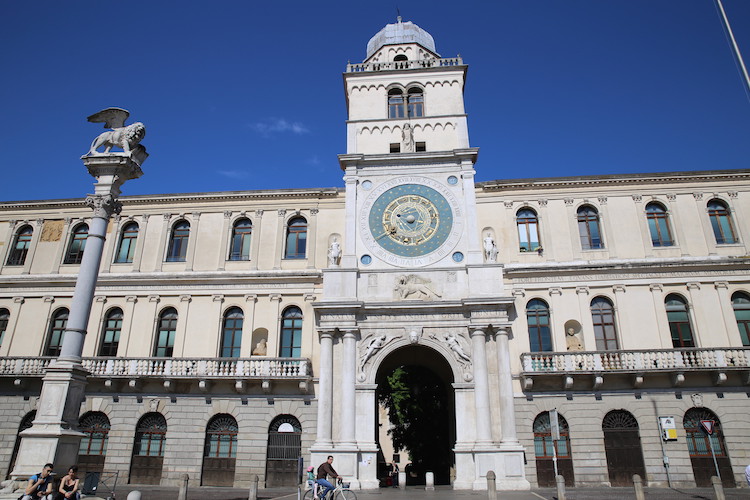 Torre Dell'Orologio w Padwie, po lewej kolumna z lwem św. Marka