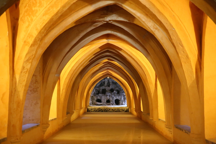 !Łaźnie pod pałacem gotyckim (Los Baños de Doña María de Padilla) - Alcazar w Sewilli