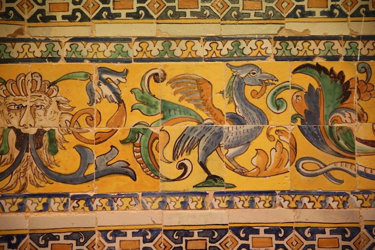 !Fragment kolorowej mozaiki na jednej ze ścian - Alcazar, Sewilla