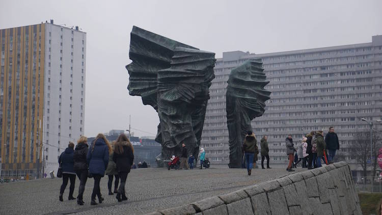 !Katowice - Pomnik Powstańców Śląskich i w tle fragment ogromnego bloku mieszkalnego, tzw. Superjednostki