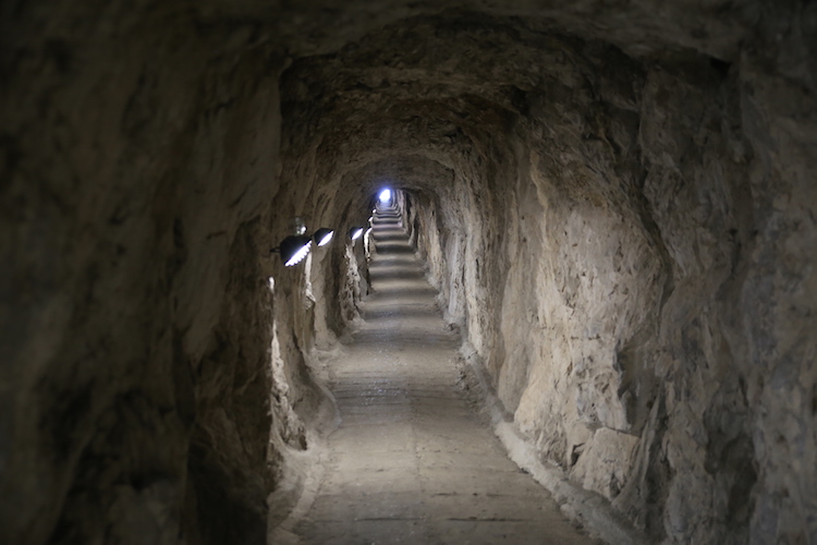 Gibraltar - ziwedzanie podziemnych tuneli Great Siege Tunnels