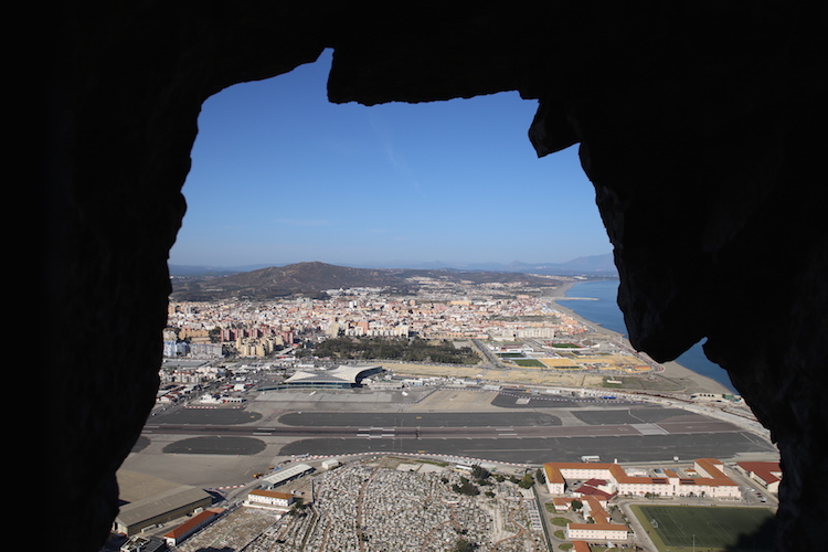 !Widok z podziemnych tuneli (Great Siege Tunnels) na Gibraltarze