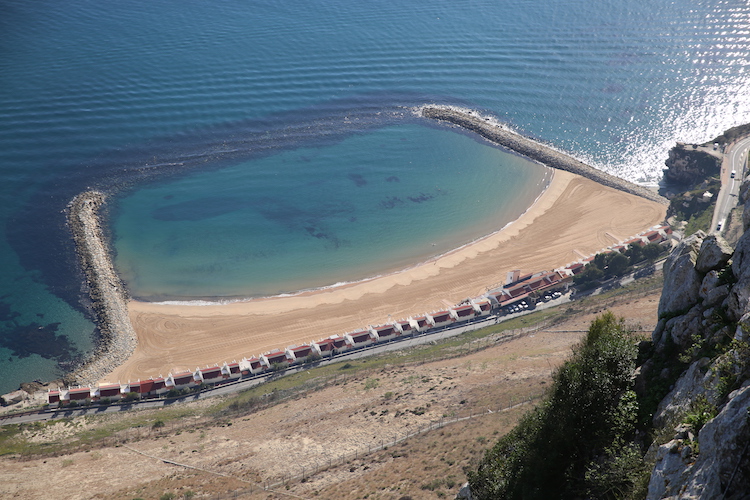 Widok na plaże na Gibraltarze