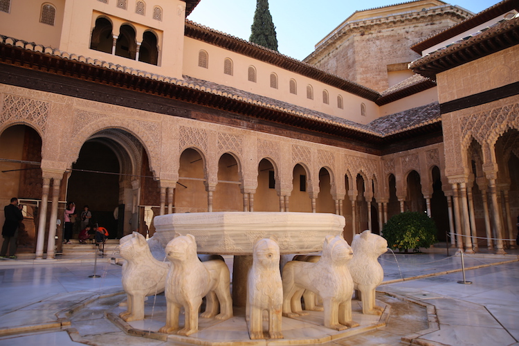 !Fontanna i Dziedziniec Lwów (Patio de los Leones) w Pałacu Lwów (Palacio de los Leones) - Pałace Nasrydów - Alhambra, Grenada