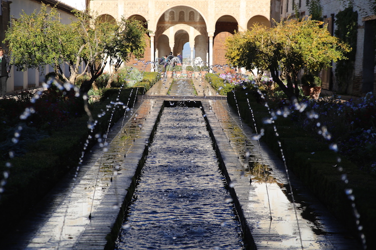 Patio z kanałem wody na środku - Generalife, Alhambra, Grenada