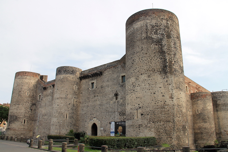 !Zamek Ursino (Castello Ursino) w Katanii
