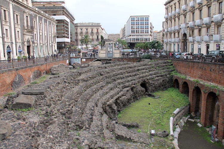 Atrakcje Katanii - Rzymski Amfiteatr przy placu Piazza Stesicoro