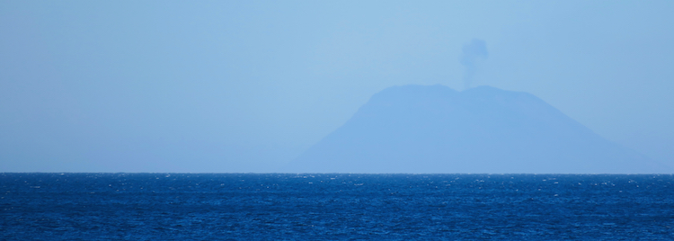 !Widok na wulkan Stromboli z miasteczka Scilla