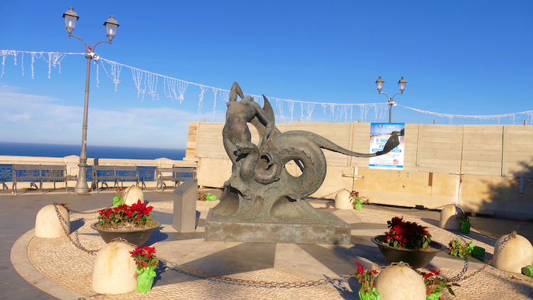 !Scilla, Piazza San Rocco - widok na pomnik mitologiczny przedstawiający nimfę Scyllę przemieniającą się w potwora