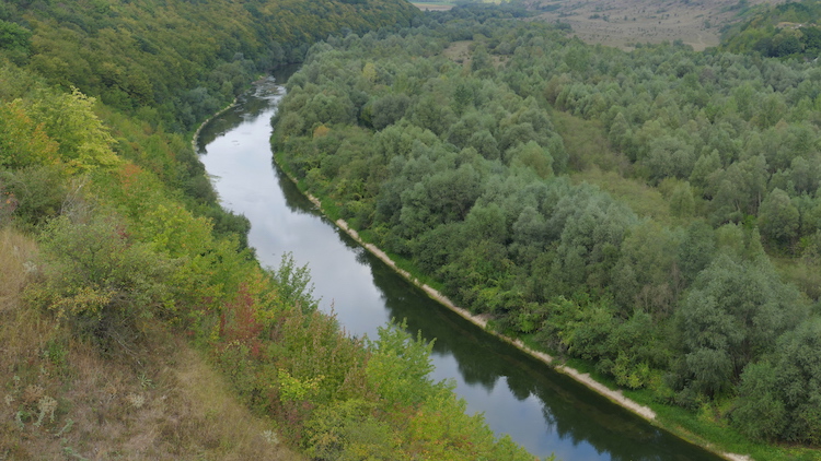 Widok na rzekę z punktu widokowego w Okopach na Ukrainie