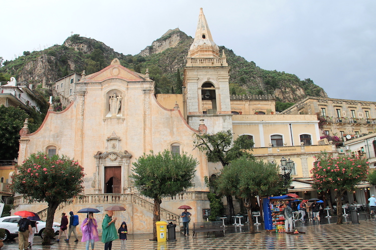 Taormina - Kościół San Giuseppe na placu Piazza IX Aprile