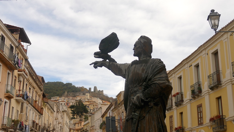 Pomnik cesarz i ruiny zamku w tle - Lamezia Terme