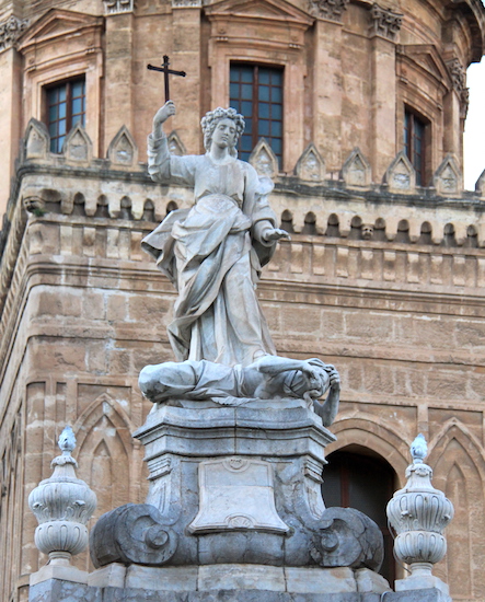!Pomnik patronki miasta na placu przed Katedrą w Palermo