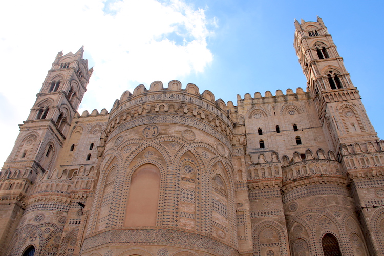 !Absyda oraz dzwonnice Katedry w Palermo