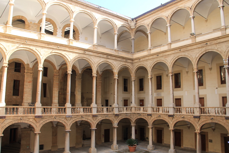 !Dziedziniec Pałacu Normanów w Palermo