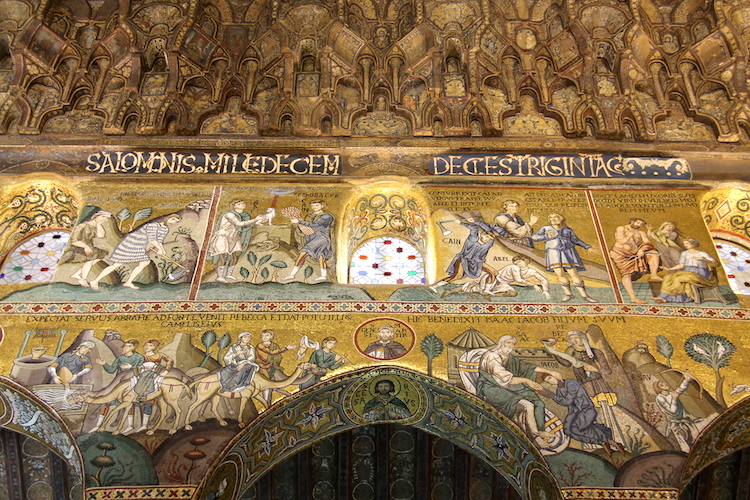 !Fragment mozaiki i sufitu w Kaplicy Palatyńskiej w Pałacu Normanów w Palermo