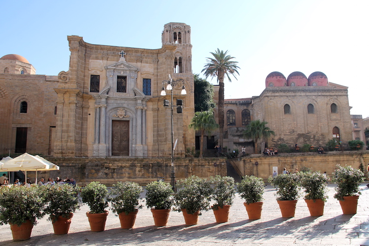 Widok na stojące obok siebie kościoły: Santa Maria dell’Ammiraglio oraz San Cataldo