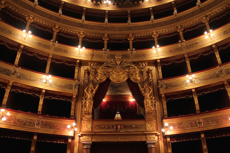 ! Вид на королевский бокс в театре Массимо в Палермо