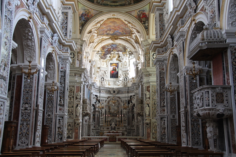 Интерьер церкви Кьеза дель Джезу в Палермо