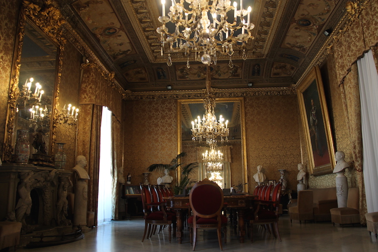 Одна из комнат в Палаццо Преторио в Палермо